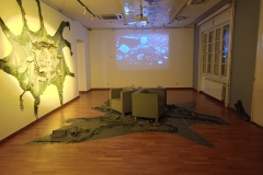 Instalacija sa otpadom i animacijom "Opstanak", UK Parobrod, Beograd, 2025.